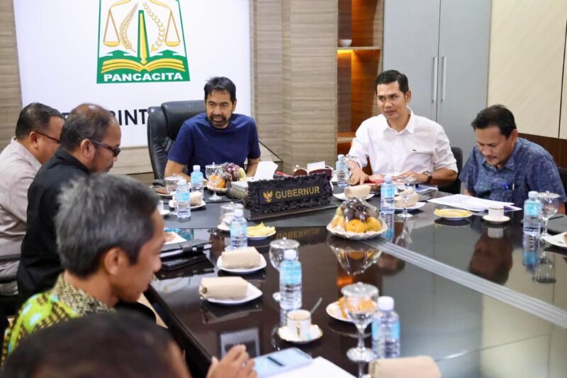 Gubernur Aceh Muzakir Manaf, didampingi Sekretaris Daerah Aceh, M. Nasir S.IP, MPA, memimpin High Level Meeting (HLM) Pengendalian Inflasi Aceh  yang diikuti pihak terkait, di Ruang Rapat Pendopo Gubernur, Selasa, (02/09/2025). Foto: Ist