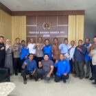Kabid Humas Polda Aceh, Kombes Pol Joko Krisdiyanto bersama Staf foto bersama dengan Ketua dan Pengurus PWI Aceh seusai silaturahmi di Kantor PWI Aceh, kawasan Simpang Lima, Banda Aceh, Kamis, 4 September 2025. Foto: Dok. Meylida Abdani/PWI Aceh