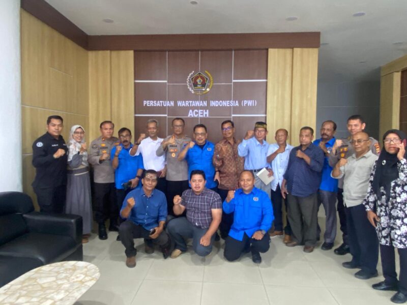 Kabid Humas Polda Aceh, Kombes Pol Joko Krisdiyanto bersama Staf foto bersama dengan Ketua dan Pengurus PWI Aceh seusai silaturahmi di Kantor PWI Aceh, kawasan Simpang Lima, Banda Aceh, Kamis, 4 September 2025. Foto: Dok. Meylida Abdani/PWI Aceh