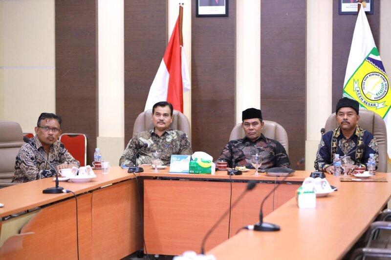 Bupati Aceh Besar H Muharram Idris mengikuti Rapat Koordinasi Pengendalian Inflasi Daerah terkait stabilisasi harga beras melalui zoom meeting dengan Menteri Dalam Negeri Prof Tito Karnavian dan Menteri Pertanian Andi Amran Sulaiman di Aula Kantor Bupati Aceh Besar, Kamis (4/9/2025) siang. Foro: Dok. Ist