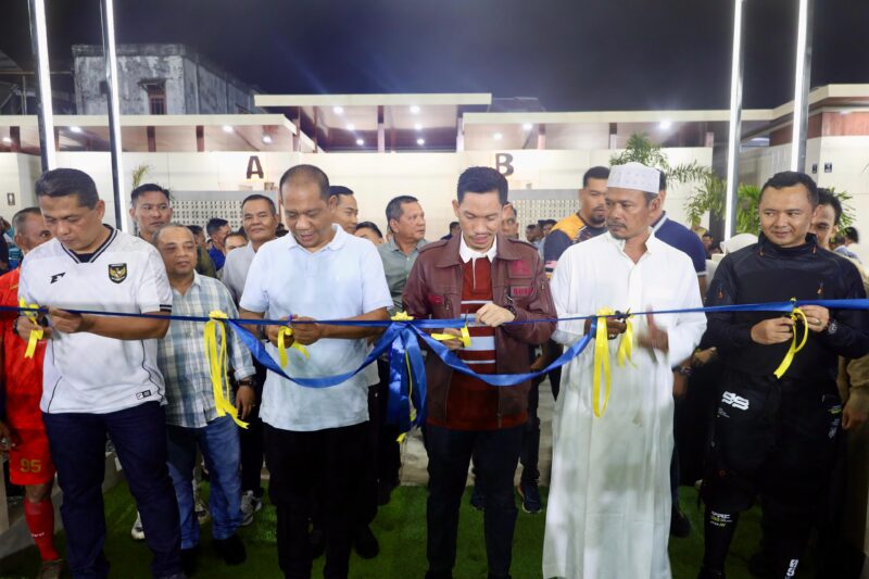 Bupati Aceh Barat, Tarmizi SP, MM meresmikan lapangan sepak bola mini My Soccer Bumi Teuku Umar di Jalan Lueng Aneuk Aye, Desa Ujong Baroh, Kecamatan Johan Pahlawan pada Jumat (5/9/2025) malam. Foto: Ist