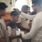 Camat Muara Tiga, Pidie, Mustafa saat menyerahkan santunan kepada 297 anak yatim di Mesjid Baiturrahim, Laweung Kecamatan Muara Tiga, Sabtu (6/9/2025) (Foto.Amir Sagita.NOA.co.id)