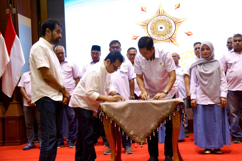Sekretaris Daerah Aceh M Nasir , dilantik sebagai Ketua Pengurus Daerah Keluarga Alumni Universitas Gadjah Mada (Kagama) Aceh, di Anjong Mon Mata komplek Meuligoe Gubernur Aceh, Sabtu (6/9/2025). Foto: Dok. Biro Adpim Setda Aceh