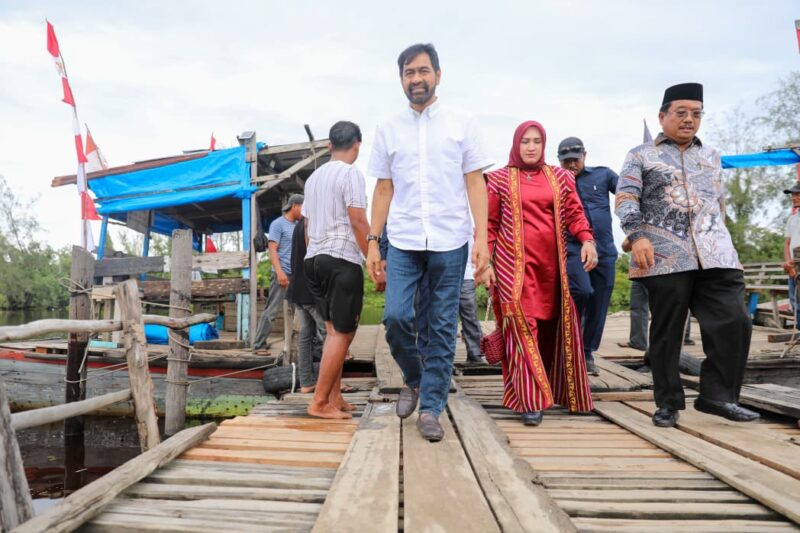 Gubernur Aceh Muzakir Manaf bersama Ketua TP- PKK Aceh, Marlina Muzakir di dampingi Bupati Singkil Safriadi Oyon   meninjau akses menuju Kecamatan Kuala Baru, Aceh Singkil, Sabtu (06/09/2025). Foto: Dok. Biro Adpim Setda Aceh