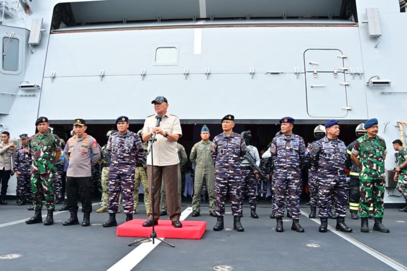 Menhan RI Jenderal TNI (Purn) Sjafrie Sjamsoeddin didampingi Panglima TNI Jenderal TNI Agus Subiyanto, Kepala Staf Angkatan Laut Laksamana TNI Dr. Muhammad Ali, serta Kapolri Jenderal Pol Listyo Sigit Prabowo saat berada  di atas Kapal Perang KRI Brawijaya-320 (KRI BWJ-320) di Pelabuhan JICT 107 Tanjung Priok, Jakarta Utara, Senin (8/9/2025). (Foto : NOA.co.id/HO-Dispenal).