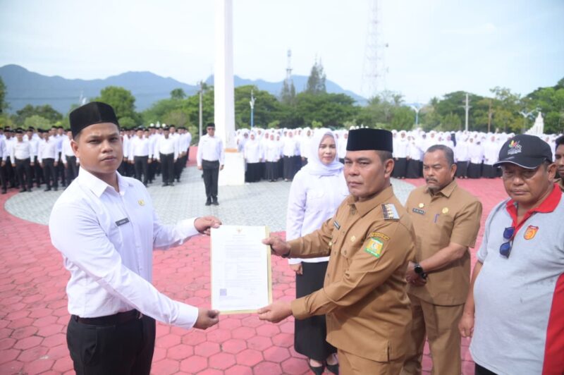 Bupati Aceh Besar Muharram Idris serahkan SK Pengangkatan secara simbolis kepada perwakilan PPPK di halaman Kantor Bupati Aceh Besar, Kota Jantho, Senin (08/09/2025). Foto: Dok. MC Aceh Besar