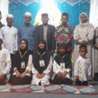 Camat Peukan Baro, Kabupaten Pidie, Iswadi foto bersama peserta MTQ ke IV Gampong Mee Tanoh, Senin (8/9/2025) (Foto.Amir Sagita.NOA.co.id).