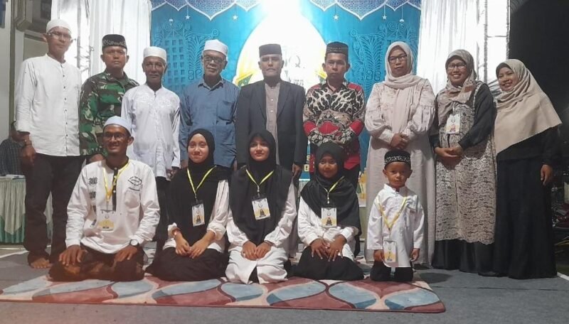 Camat Peukan Baro, Kabupaten Pidie, Iswadi foto bersama peserta MTQ ke IV Gampong Mee Tanoh, Senin (8/9/2025) (Foto.Amir Sagita.NOA.co.id).