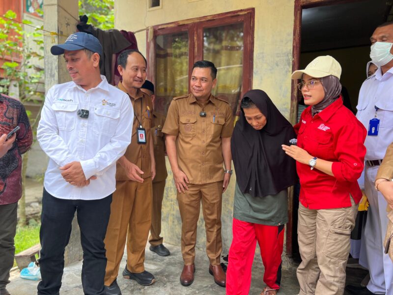 Wakil Bupati Pidie, Alzaizi Umar melepaskan pasung salah seorang ODGJ, Selasa (9/9/2025) (foto.IST)