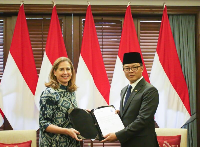 Kepala Perwakilan UNDP Indonesia yang baru, Sara Ferrer Olivella (Pertama Kiri) menyerahkan surat kepercayaannya kepada Menteri Luar Negeri Republik Indonesia, Sugiono (Pertama Kanan). Penyerahan ini secara resmi menandai dimulainya tugas Sara Ferrer Olivella di Indonesia untuk memimpin program pembangunan PBB. (Foto : NOA.co.id/HO-UNIC - UNDP Indonesia).