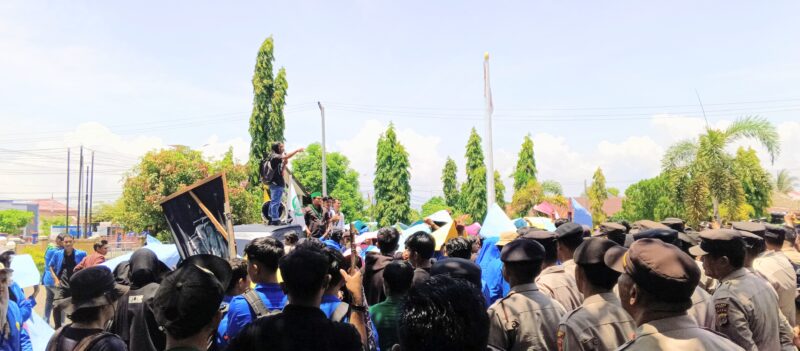 GAMMP Pidie menggelar unjuk rasa di depan Gedung DPRK setempat, Rabu (10/9/2025) (Foto.Amir Sagita.NOA.co.id)
