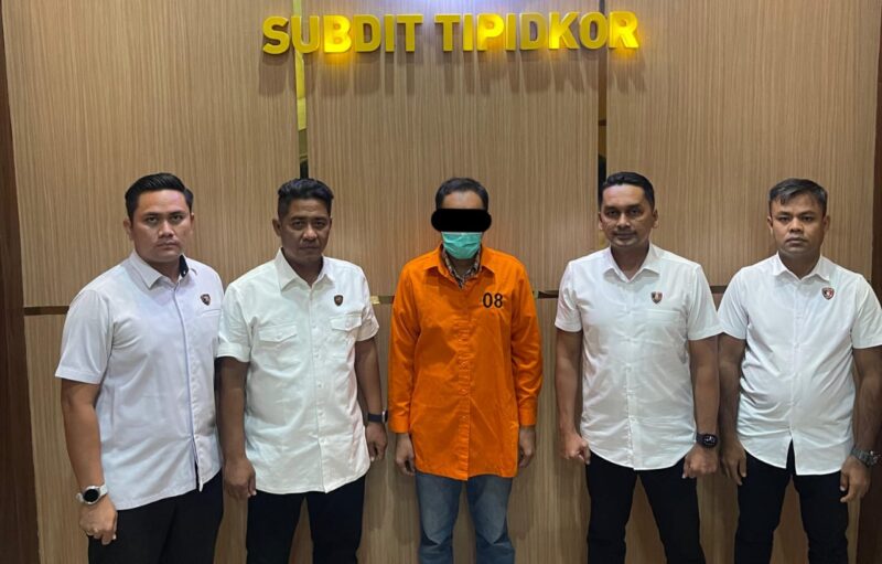 Penyidik Polda Aceh Resmi Menahan SMY, Tersangka Kasus Korupsi Wastafel. Foto: Dok. Bidhumas Polda Aceh