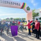 Wakil Bupati Pidie, Alzaizi Umar melepasakan peserta sepeda santai di Gedung PCC Kota Sigli, Minggu (14/9/2025) (Foto.Amir Sagita.NOA.co.id).