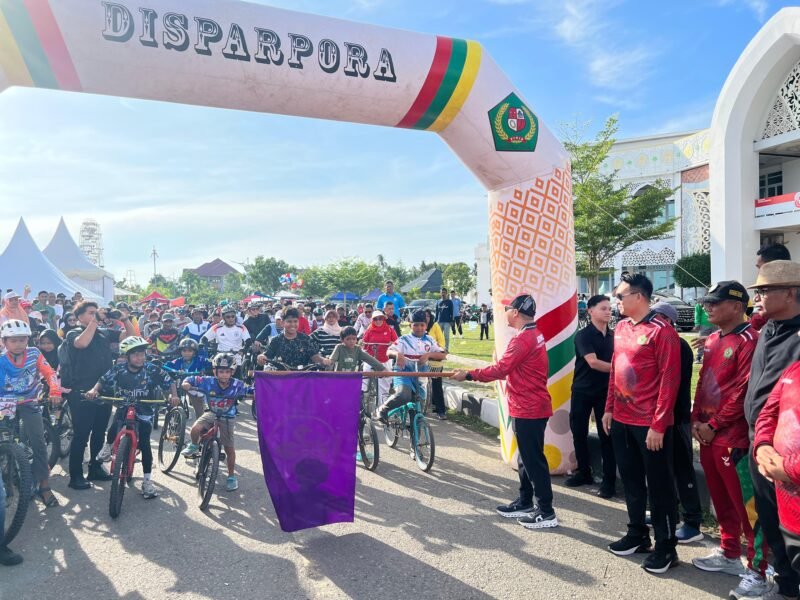 Wakil Bupati Pidie, Alzaizi Umar melepasakan peserta sepeda santai di Gedung PCC Kota Sigli, Minggu (14/9/2025) (Foto.Amir Sagita.NOA.co.id).