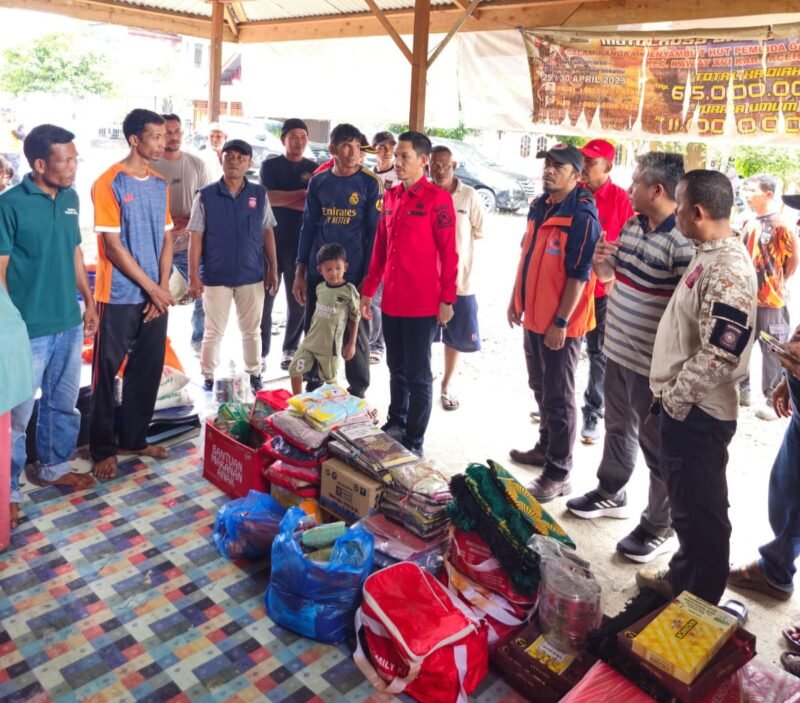 Bupati Aceh Barat Serahkan Langsung Bantuan kepada Korban Kebakaran. Foto: Dok. Diskominsa Aceh Barat