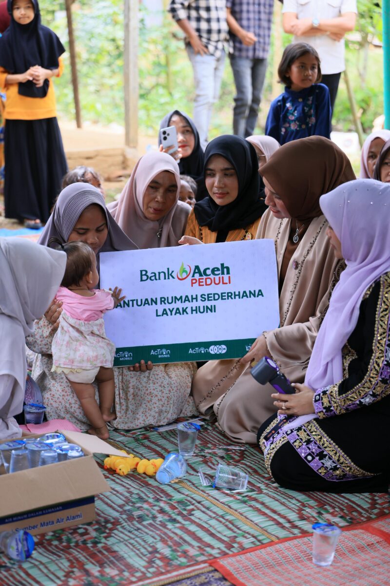 Istri Gubernur Aceh, Marlina atau akrab disapa Kak Ana, memberikan bantuan rumah layak huni dan uang tunai untuk keluarga almarhum Bustamam (26), kurir paket korban pembunuhan di Aceh Timur kepada istri almarhum Ismi (25) dan ibu kandung almarhum Halimah saat berkunjung ke rumah duka di Desa Bantayan Barat, Kecamatan Idi Tunong, Aceh Timur, pada Minggu, (14/9/2025). Foto: Dok. Biro Adpim Setda Aceh