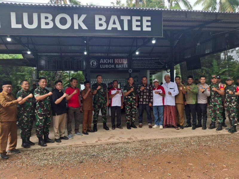 Foto bersama perangkat desa Lubok Batee bersama tim penilaian gampong Pancasila. Foto: Dok. Pribadi/NOA.co.id