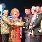 Bupati Pidie, Sarjani Abdullah menyerahkan piagam penghargaan kepada budayawan, Musmarwan Abdullah pada acara penutupan urou lahe Pidie ke 514 di Gedung PCC Sigli, Sabtu (20/9/2025). ( Foto.Amir Sagita.NOA.co.id).