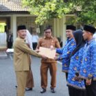Bupati Pidie, Sarjani Abdullah menyerahkan SK kepada sejumlah PPPK di kantor bupati setempet, Senin (23/9/2025) (Foto.Amir Sagita.NOA.co.id)