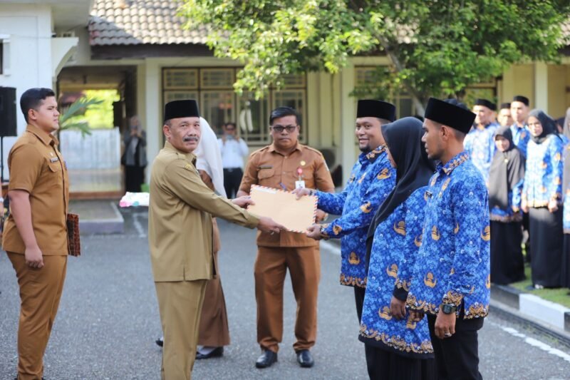 Bupati Pidie, Sarjani Abdullah menyerahkan SK kepada sejumlah PPPK di kantor bupati setempet, Senin (23/9/2025) (Foto.Amir Sagita.NOA.co.id)
