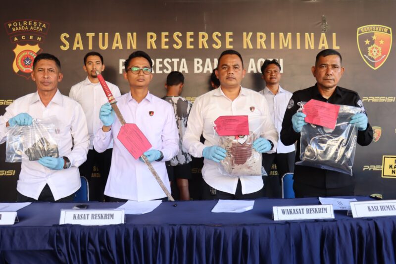Dua Pelaku Pencurian dengan Kekerasan di Pasar Aceh Berhasil Ditangkap Polisi. Foto: Dok. Bihumas Polresta Banda Aceh