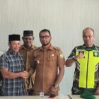 Mukim Curee, Safwan bersalaman dengan Camat Muara Tiga, Kabupaten Pidie, usai terpilih secara aklamasi di kantor camat setempat, Selasa (23/9/2024) (Foto.Amir Sagita)