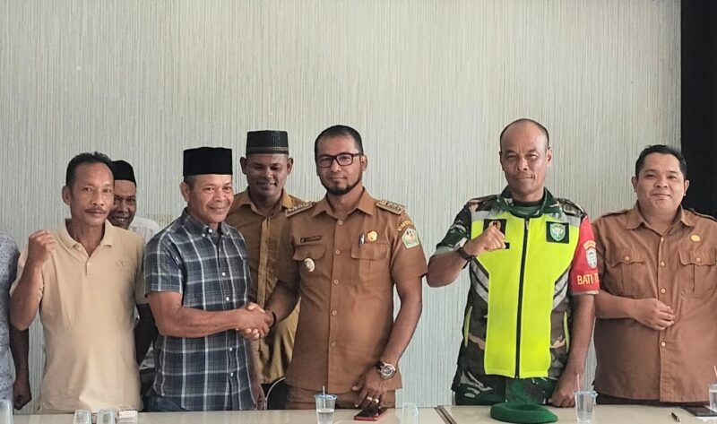 Mukim Curee, Safwan bersalaman dengan Camat Muara Tiga, Kabupaten Pidie, usai terpilih secara aklamasi di kantor camat setempat, Selasa (23/9/2024) (Foto.Amir Sagita)