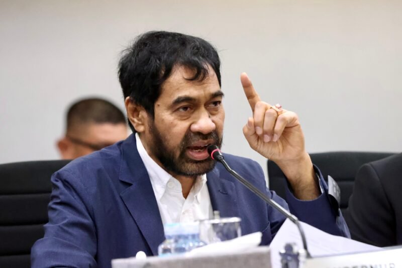 Gubernur Aceh, Muzakir Manaf memberi pernyataan pada media menanggapi hasil Rekomendasi Pansus DPRA terhadap Mineral, Batu Bara, Minyak dan Gas, di Ruang Serbaguna DPR Aceh, Kamis (25/9/2025). Foto: Dok. Biro Adpim Setda Aceh