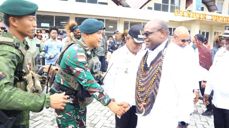 ‎Dansatgas Yonif 112/ Dharma Jaya Sambut Gubernur dan Jajaran Bupati Provinsi Papua Tengah. Foto: Dok. Humas Pendam IM