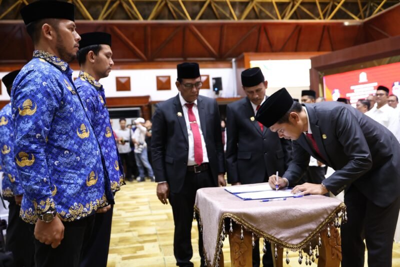 Sekretaris Daerah Aceh, M. Nasir, S.IP., MPA, melantik 290 pejabat eselon III dan IV di lingkungan Pemerintah Aceh, yang berlangsung di Anjong Mon Mata, Komplek Meuligoe Gubernur Aceh, Jumat (26/9/2025). Foto: Dok. Biro Prokopim Setda Aceh