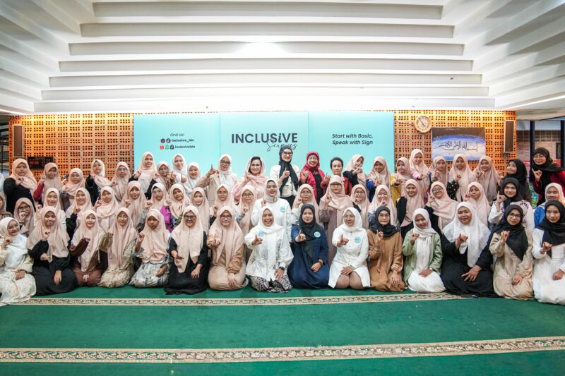 Founder & CEO of INCLUSiVE IDN, Angkie Yudistia bersama para santriwati. Foto: Paradiba.