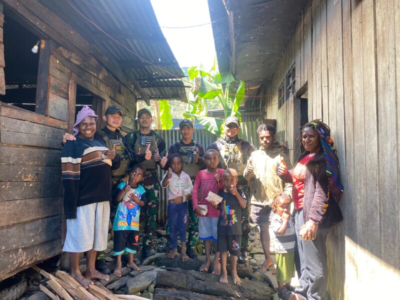 Jelang HUT Ke-80 TNI, Satgas Yonif 112/DJ Berbagi Kasih dengan Warga Puncak Jaya. Foto: Dok. Humas Pendam IM