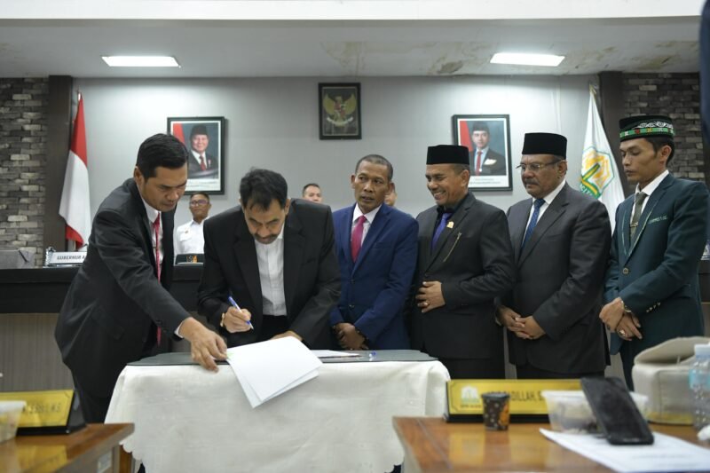 Gubernur Aceh, Muzakir Manaf, menyampaikan pendapat akhir terhadap rancangan Qanun Aceh tentang perubahan APBA dan sekaligus menandatangani berita acara persetujuan DPRA terhadap rancangan Qanun Aceh tentang perubahan APBA tahun 2025 di ruang serbaguna DPRA, Senin, (29/09/2025). Foto: Dok. Biro Prokopim Setda Aceh