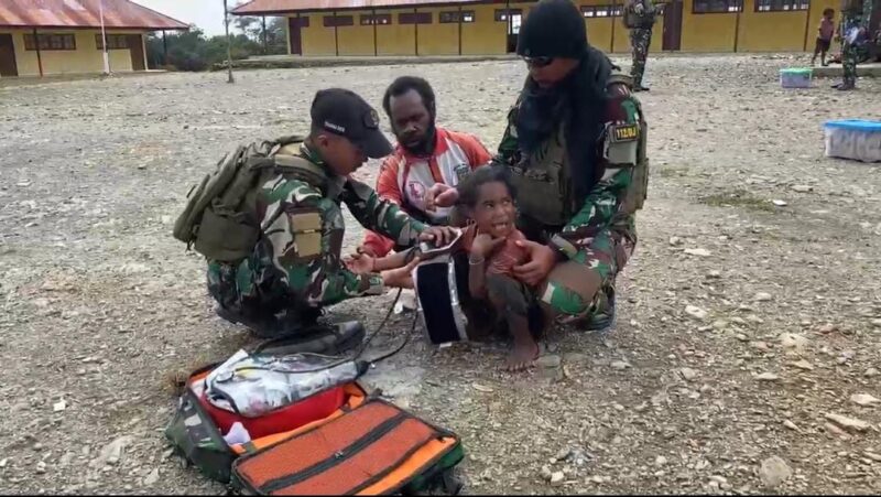 Satgas Yonif 112/DJ Gelar Free Medical Care Di Distrik Jigonikme Puncak Jaya. Foto: Dok. Pendam IM