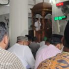 Jamaah Shalat Jumaat di Mesjid Alfalah Sigli, sedang mendengarkan tausiah, Jumat (12/9/2025). Foto: Dok. Amir Sagita/ NOA.co.id