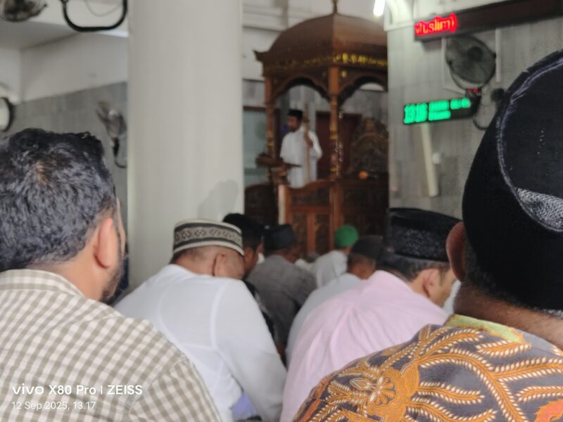 Jamaah Shalat Jumaat di Mesjid Alfalah Sigli, sedang mendengarkan tausiah, Jumat (12/9/2025). Foto: Dok. Amir Sagita/ NOA.co.id