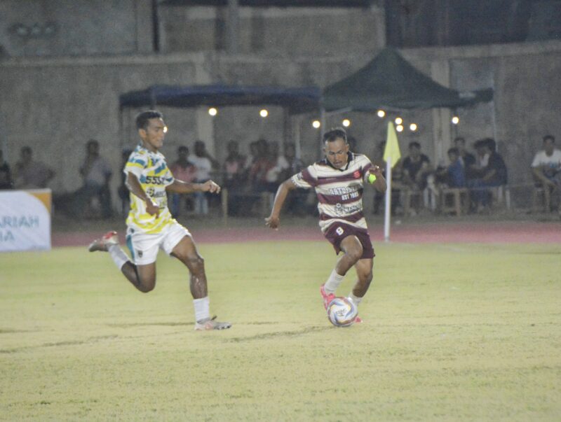 Pemain Persibamer Bener Meriah saat menggiring bola dan dibayang bayangi pemain Rufy 91 FC pada pertandingan Piala Bupati Pidie, di Stadion Blang Paseh, Kota Sigli, Senin (29/9/2025) (Foto.Amir Sagita.NOA.co.id)