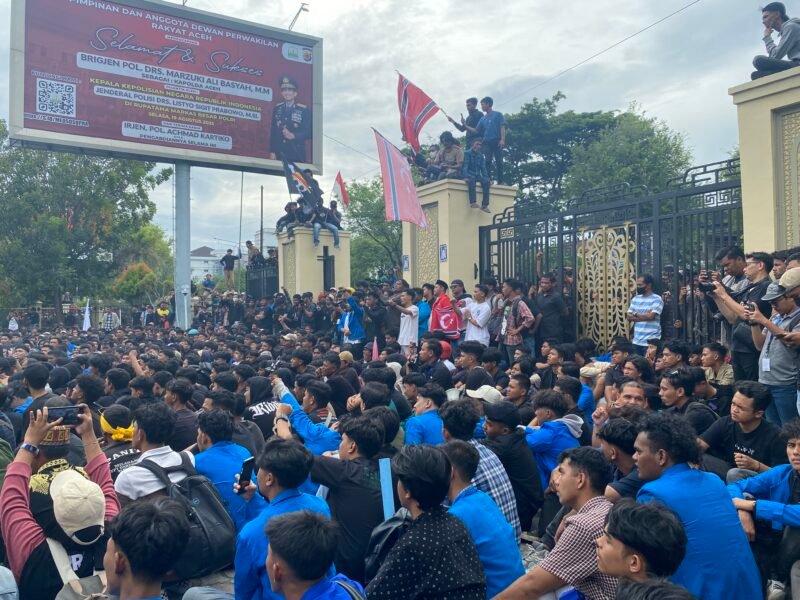Ribuan Massa yang tergabung dalam Aliansi Rakyat Aceh sedang menyampaikan poin tuntutan demo di halaman gedung DPRA,Senin (01/09/2025). Foto: Dok. Aininadhirah/Noa.co.id