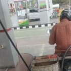 Terciduk petugas SPBU Bambi, Kecamatan Peukan Baro, Kabupaten Pidie, mengisi pertalite ke jirigen, meski tidak memiliki izin, (Foto kiriman warga).