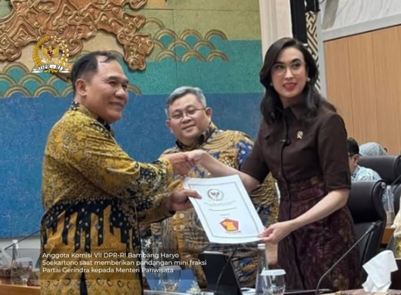 Anggota DPR RI Bambang Haryo Soekartono (BHS) membacakan Pandangan Mini Fraksi Partai Gerindra atas RUU Perubahan Ketiga UU No. 10/2009 tentang Kepariwisataan dalam rapat tingkat I yang menghadirkan pimpinan dan anggota komisi, Menteri Pariwisata serta jajaran kementerian terkait.