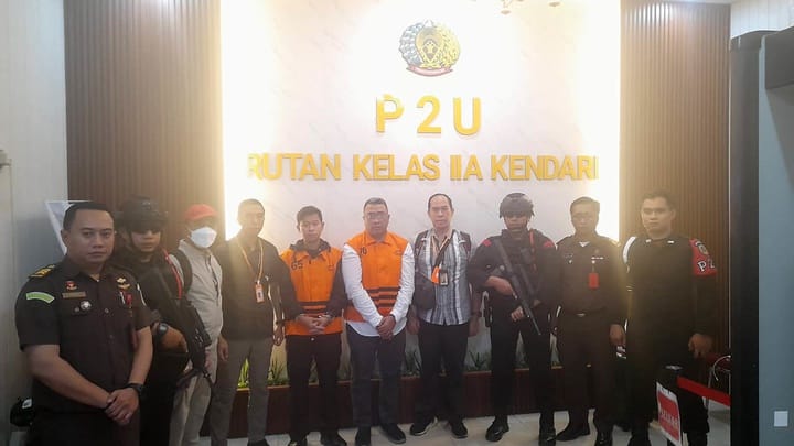 Dua tersangka kasus dugaan korupsi pembangunan RSUD Koltim, yaitu dua pihak swasta dari PT Pilar Cerdas Putra (PCP) yakni Deddy Karnady (DK) dan Arif Rahman (AR) dipindahkan ke rutan Kelas IIA Kendari, Senin (27/10/2025). Foto/Dok Humas KPK