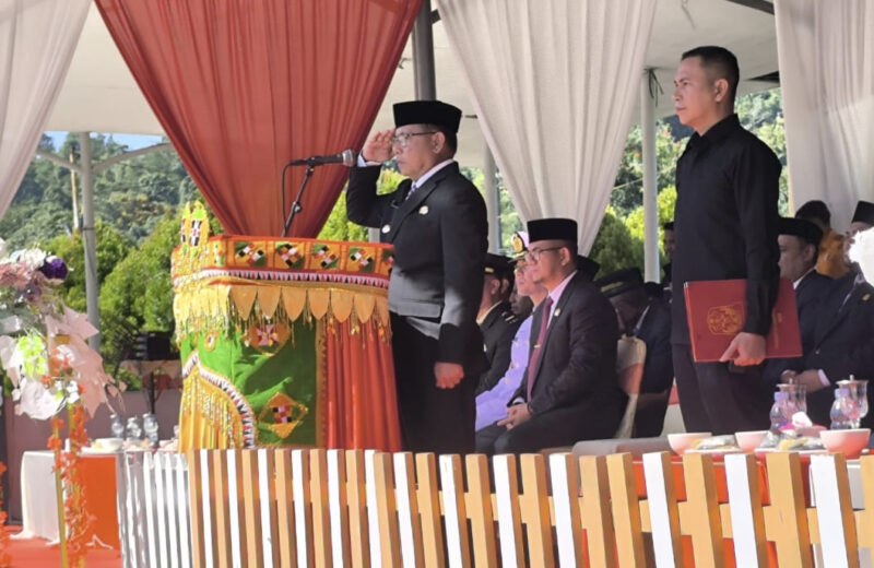 Wakil Bupati Simeulue, Nusar Amin, S.Pd., memimpin upacara peringatan Hari Sumpah Pemuda ke-97. Foto:Dok. Argam/Noa.co.id.