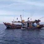 Salah satu kapal pukat trawl sedang melintas di Perairan Laut, Gosong Telaga, Singkil Utara, Aceh Singkil (Foto : Ist).