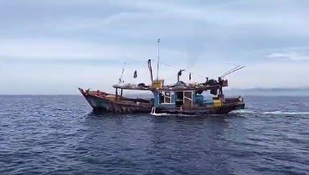 Salah satu kapal pukat trawl sedang melintas di Perairan Laut, Gosong Telaga, Singkil Utara, Aceh Singkil (Foto : Ist).