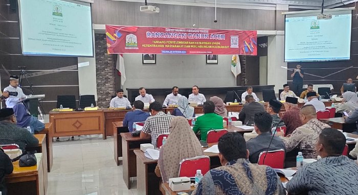 Ketua Komisi I DPRA Tgk. H. Muharuddin, S.Sos., M.M. saat membuka RDPU pembahasan Raqan Ketertiban Umum di Ruang Serbaguna DPRA, Banda Aceh, Senin (28/10/2025).