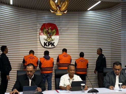 Sebanyak empat orang tersangka yang ditetapkan Komisi Pemberantasan Korupsi (KPK) usai melakukan Operasi Tangkap Tangan (OTT) di Bondowoso, Jawa Timur, dihadirkan dalam konferensi pers di Gedung Merah Putih KPK, Jakarta Selatan, Kamis (16/11/2023). (KOMPAS.com/Fika Nurul Ulya)