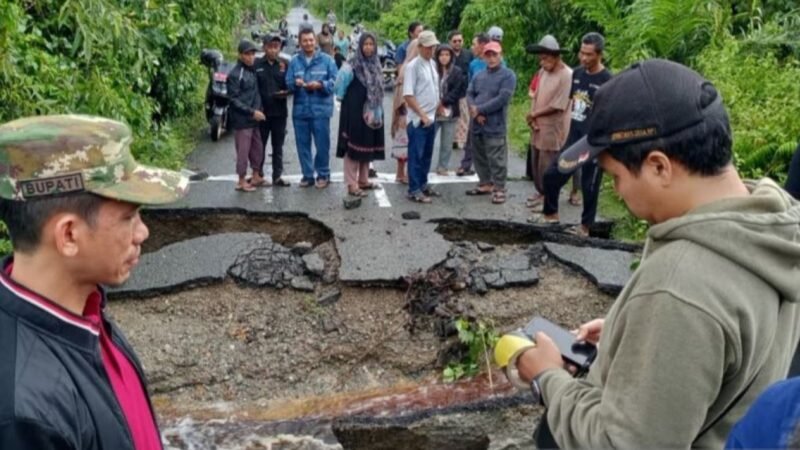 Bupati Aceh Barat Tarmizi meninjau langsung penanganan jalan putus akibat banjir di kawasan Desa Ranto Panyang Timur, Kecamatan Meureubo, kabupaten setempat, Sabtu (19/10/2025). (Foto : Ist).