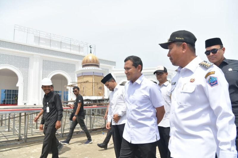 Wakil Gubernur Aceh, Fadhlullah, SE bersama Bupati Pidie Jaya, Sibral Malasy, Asisten I Pemerintahan, Syakir, Kadis Syariat Islam Aceh, Zahroel Fajri, Plh. Inspektur Aceh, Plh. Kadis Dayah Aceh, Karo Adpem, Karo Adpim Setda Aceh serta Forkompinda Pidie Jaya meninjau Arena Utama pelaksanaan MTQ ke - XXXVII di Meureudu, Pidie Jaya, Rabu, 29/10/2025. Foto: Dok. Biro Adpim Setda Aceh