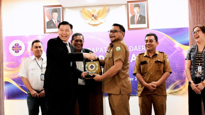 Ketua BPD PHRI Aceh, Andre Leo (kiri), menyerahkan plakat kepada Kepala Dinas Kebudayaan dan Pariwisata Aceh, Dedy Yuswadi (kanan), usai membuka Rapat Kerja Daerah (Rakerda) BPD PHRI Aceh 2025 di Hotel Hip Hope, Banda Aceh, Selasa (28/10/2025). Foto: Dok. Pribadi/NOA.co.id