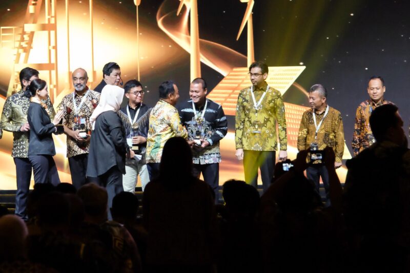 Dirjen Minerba Kementerian ESDM RI, Tri Winarno, menyerahkan penghargaan Subroto Award 2025 kategori Program Pemberdayaan Masyarakat (PPM) Terinovatif kepada Quarry Manager PT Solusi Bangun Andalas, Adi Handarbeni, pada malam puncak Subroto Award 2025 di Hotel Kempinski, Jakarta, Jumat (24/10/2025). Penyerahan penghargaan tersebut disaksikan langsung oleh Menteri ESDM, Bahlil Lahadalia. Foto: Dok. PT Solusi Bangun Andalas.